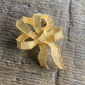 VTG Trifari textured ribbon gold tone brooch. Retro holiday classic quiet Luxury